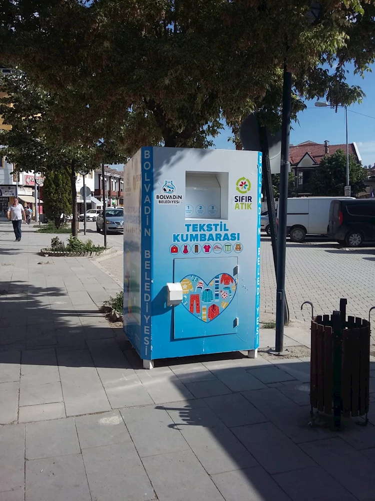 BOLVADİN BELEDİYESİNDEN ÖRNEK DAVRANIŞ KENTİN MERKEZİ YERLERİNE GİYSİ KUMBARALARI YERLEŞTİRİRDİ.
